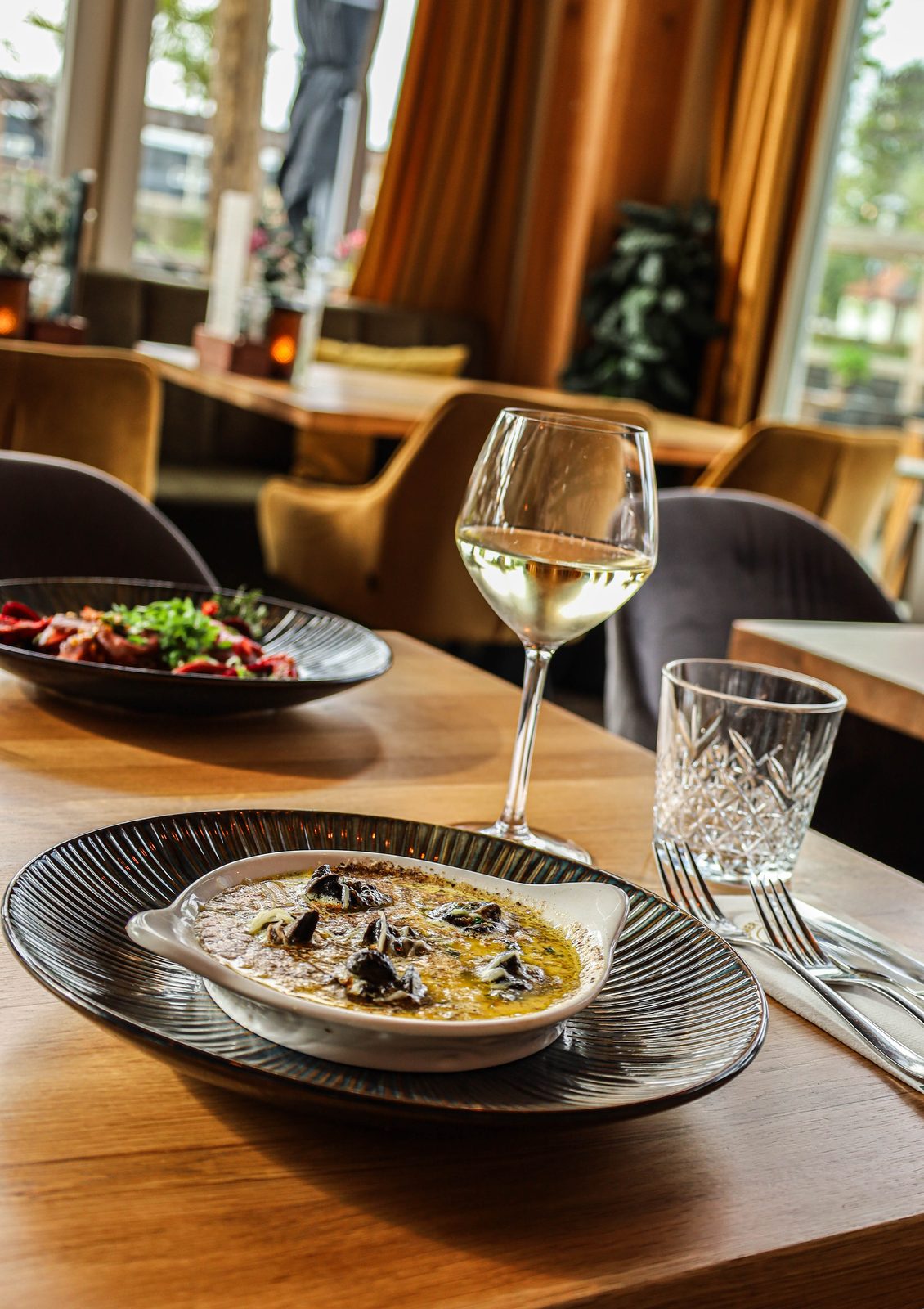 Escargots en Beef Tataki om samen te delen bij De Eetkamer