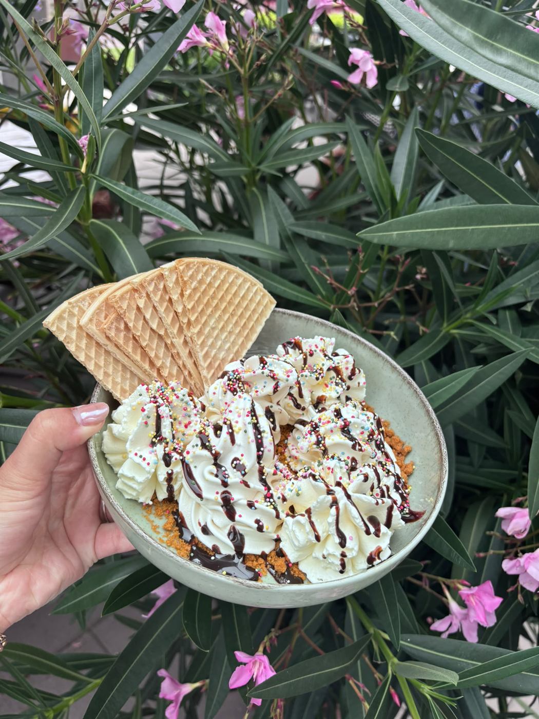 Dessert met slagroom, chocoladesaus en stroopwafels bij De Eetkamer van Giethoorn