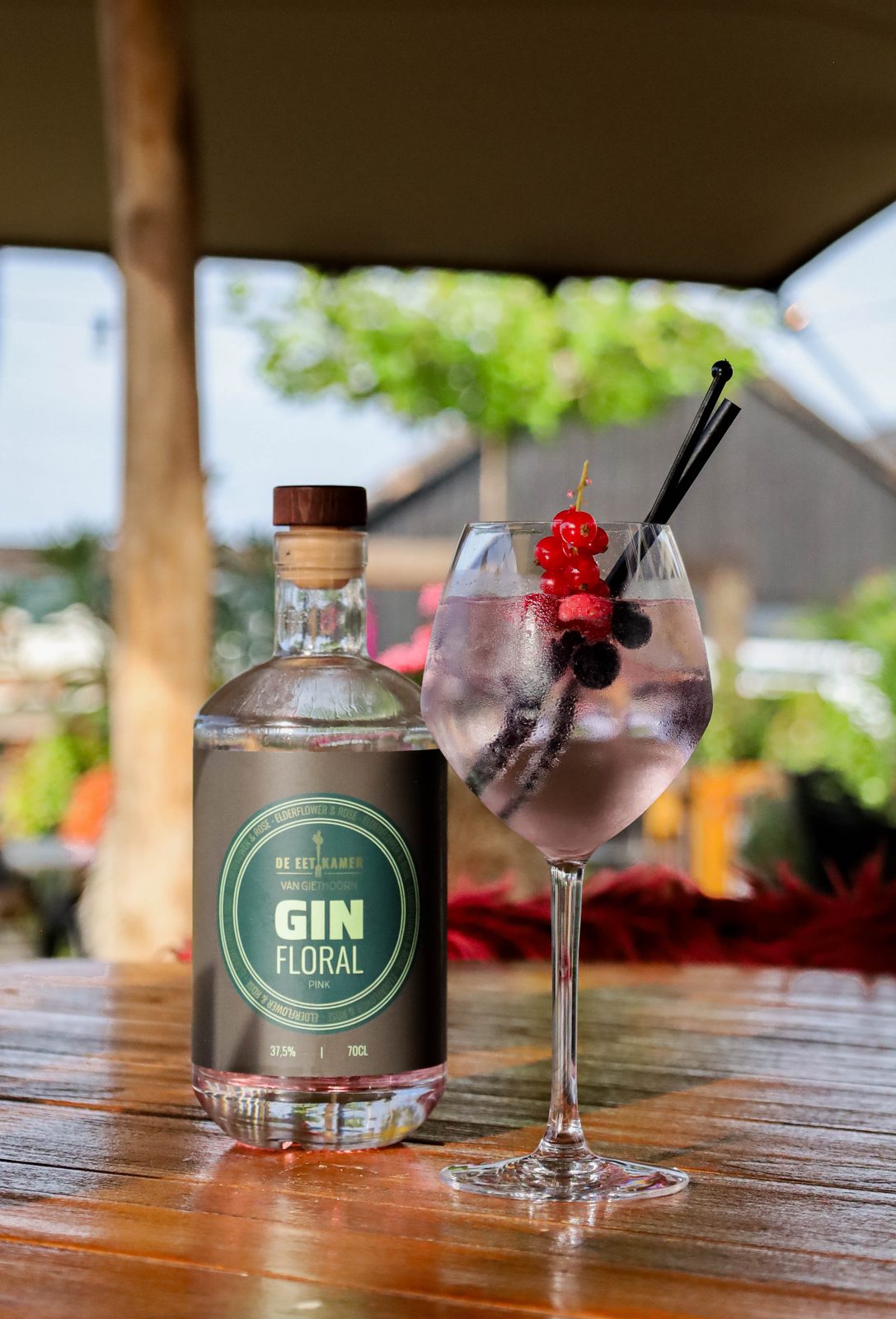 Gin Floral cocktail op het terras van De Eetkamer