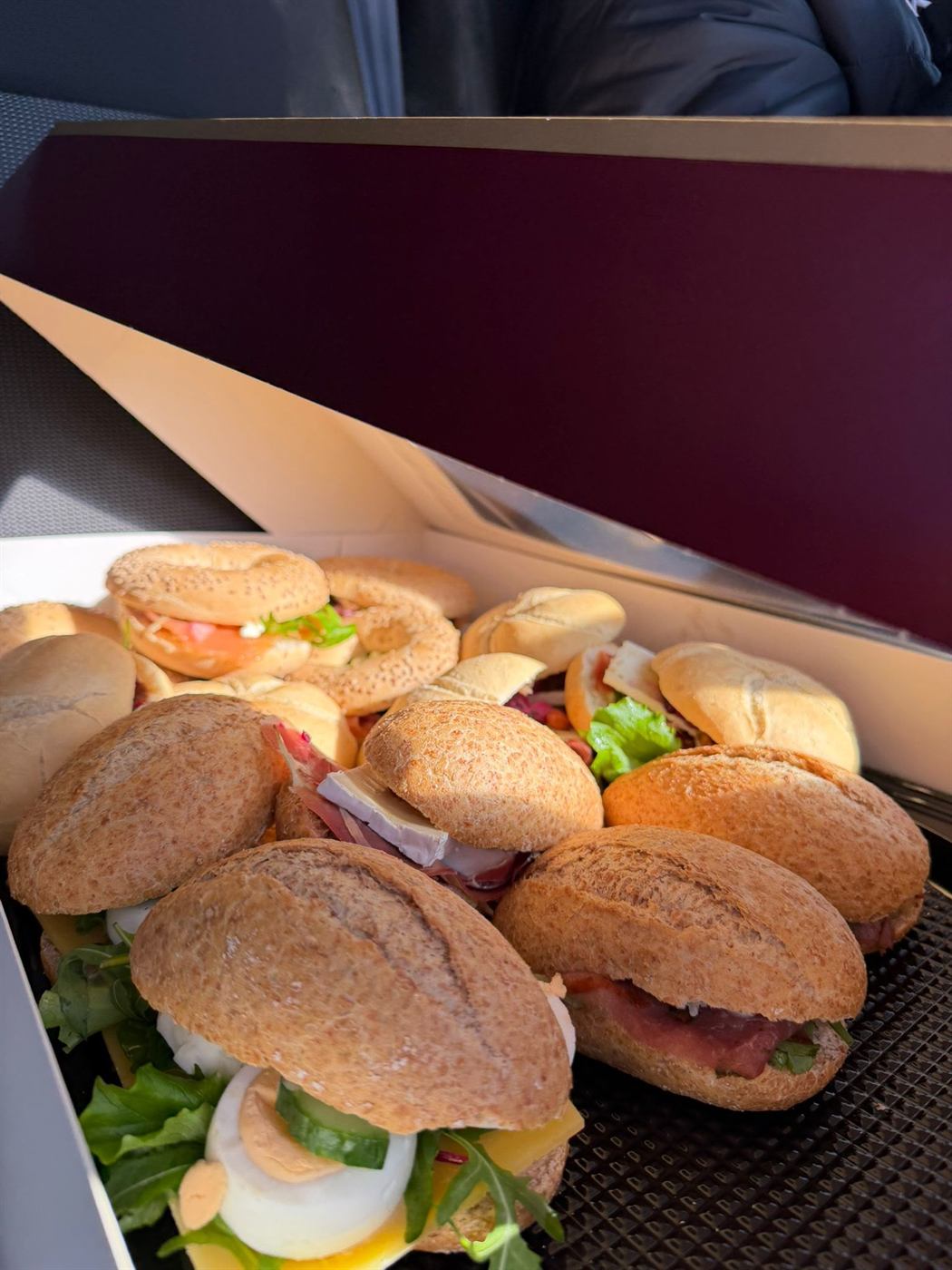 Lunchbox met verse belegde broodjes voor een groep