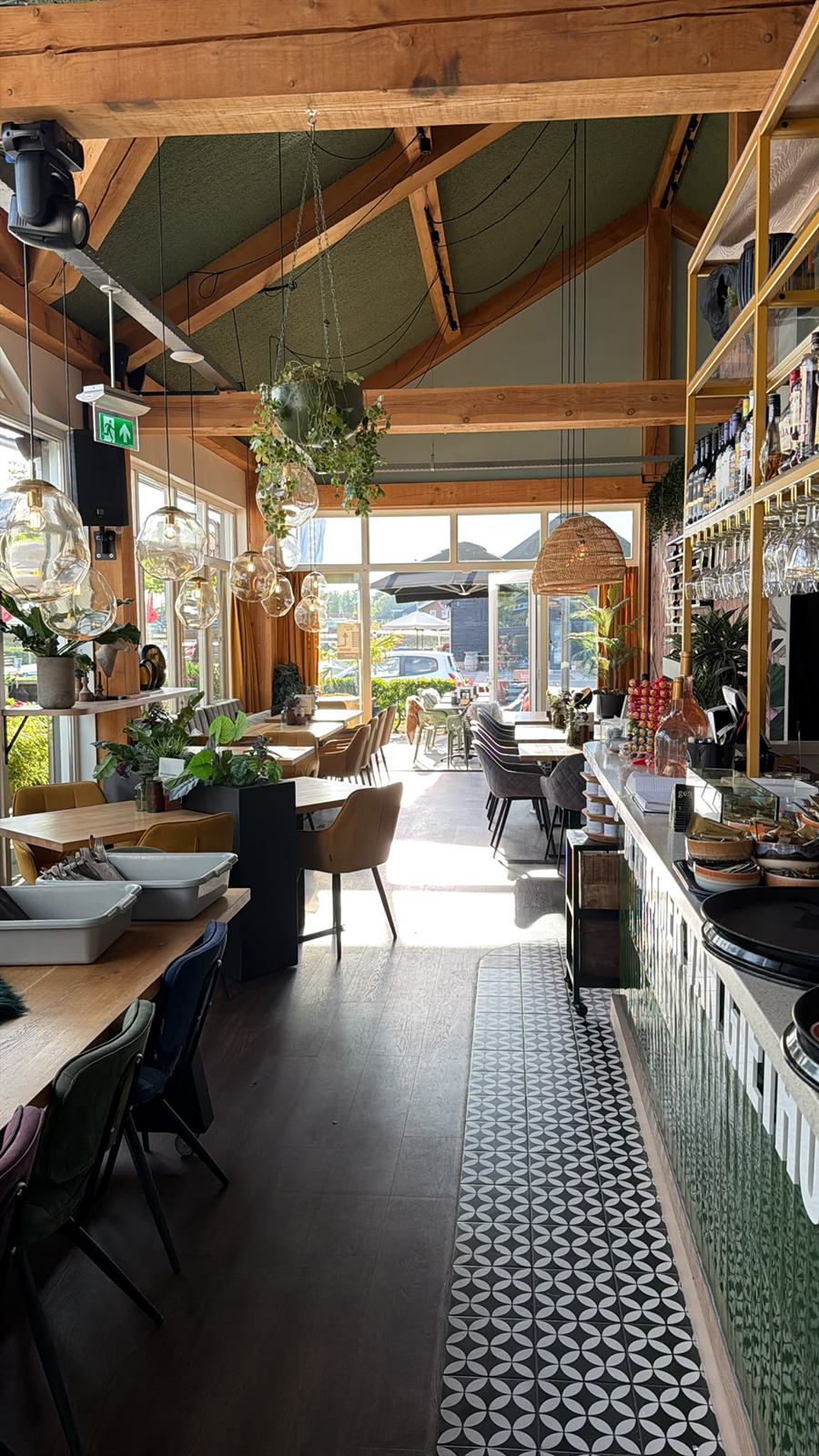 Doorkijk langs de bar naar het terras