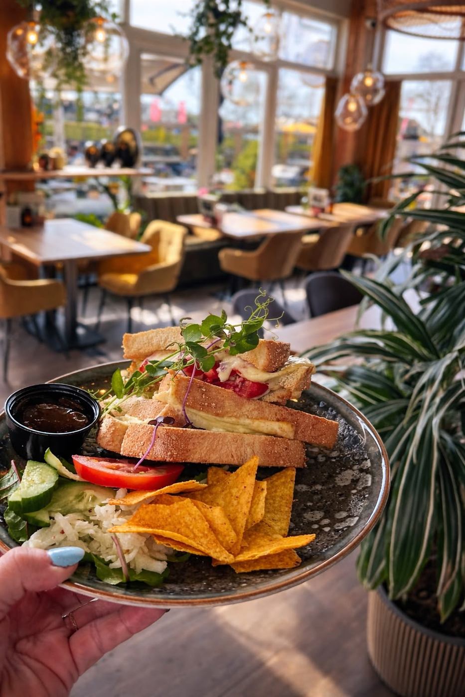 Clubsandwich met salade en nacho's