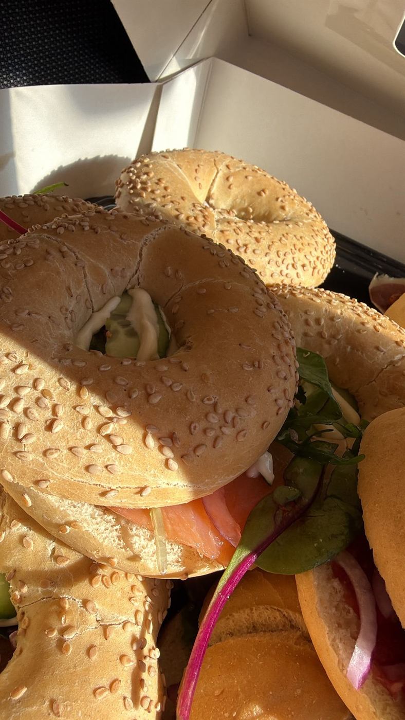 Belegde bagels met zalm bij De Eetkamer