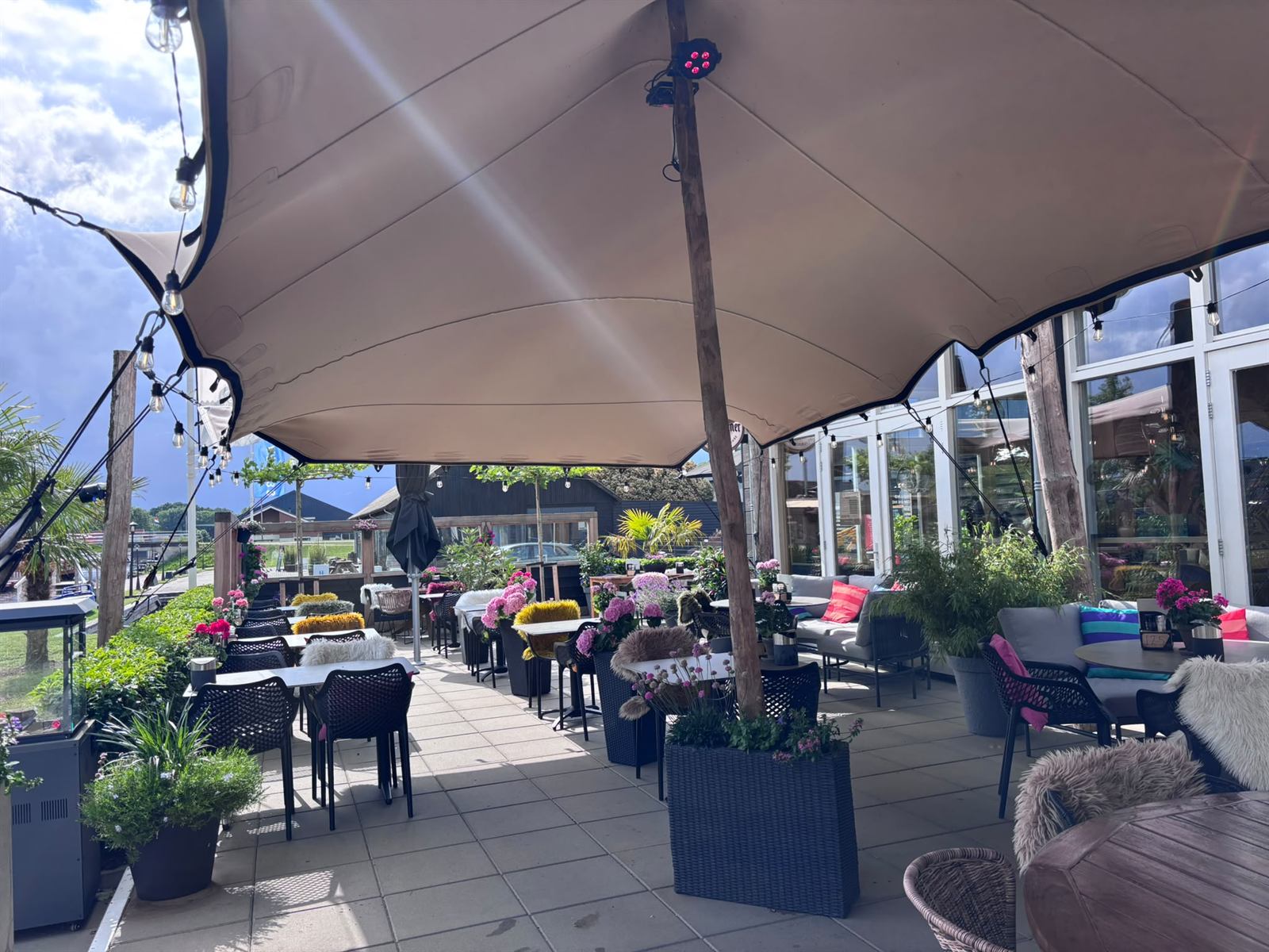 Loungehoek op het terras van De Eetkamer van Giethoorn