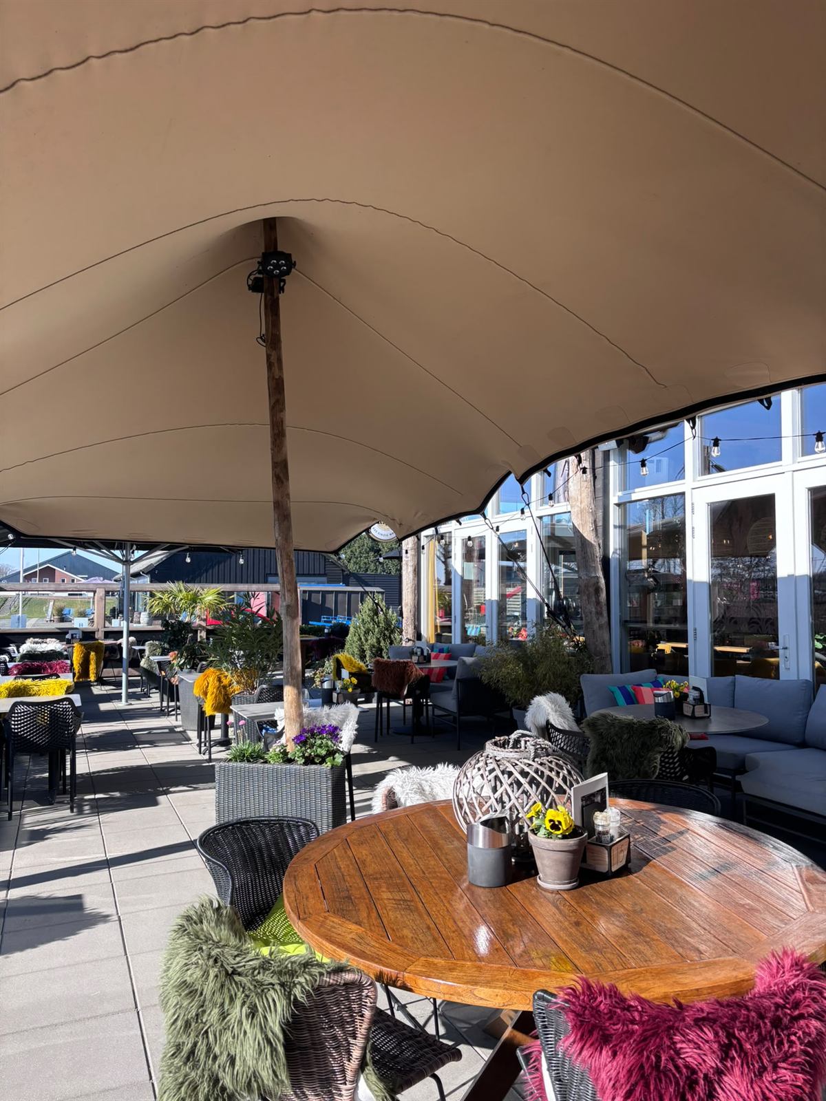 Zonnig terras van De Eetkamer