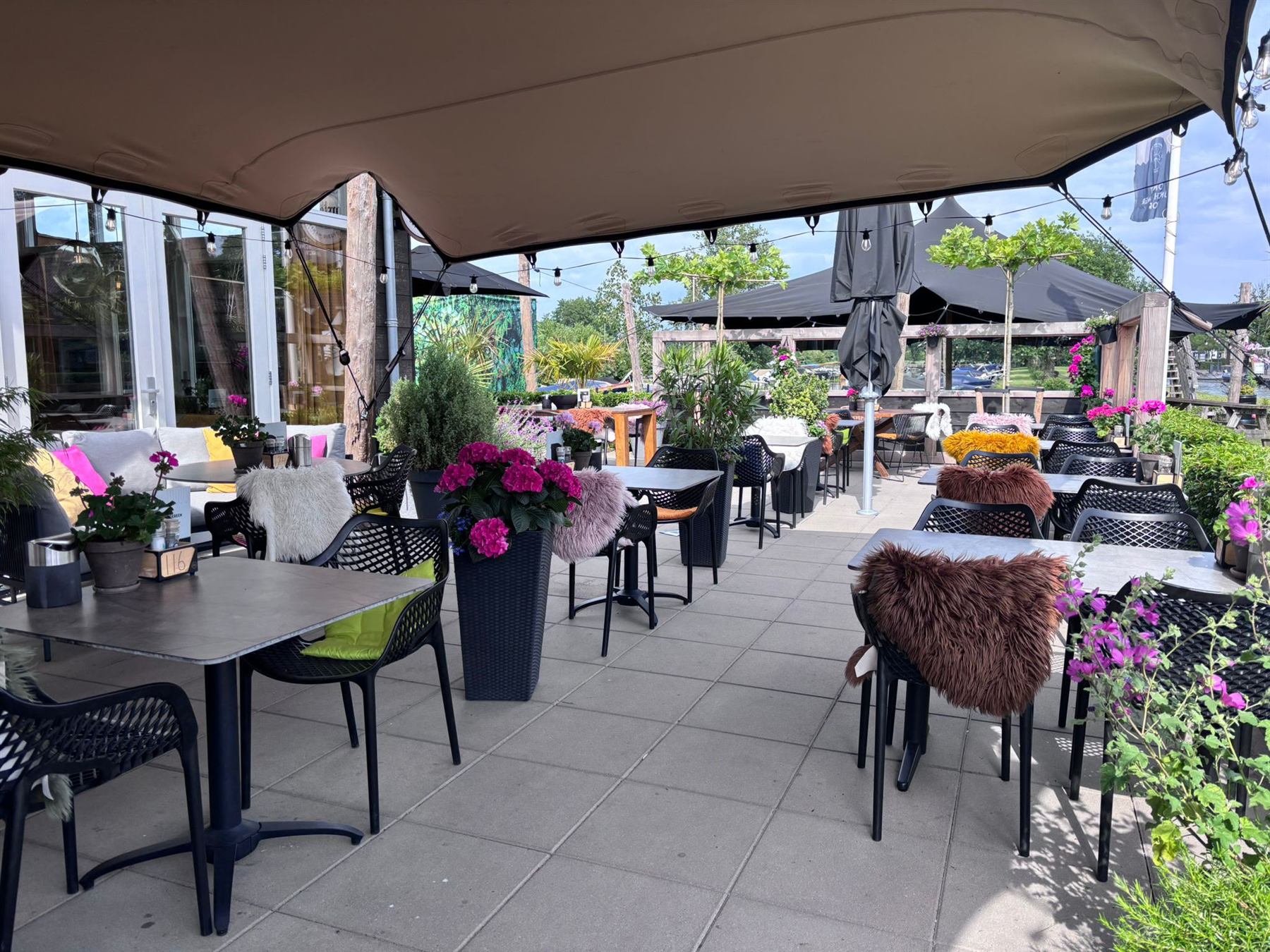 Het terras van De Eetkamer van Giethoorn aan het water