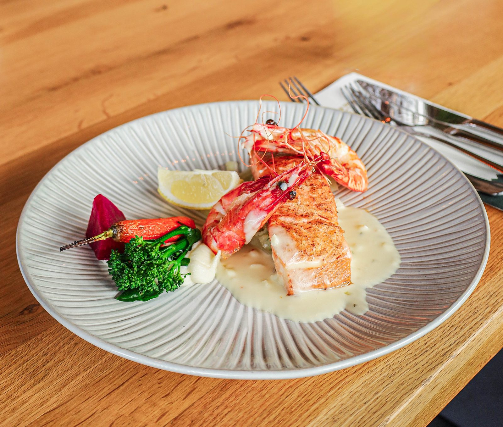 Gebakken zalmfilet met gamba's bij De Eetkamer